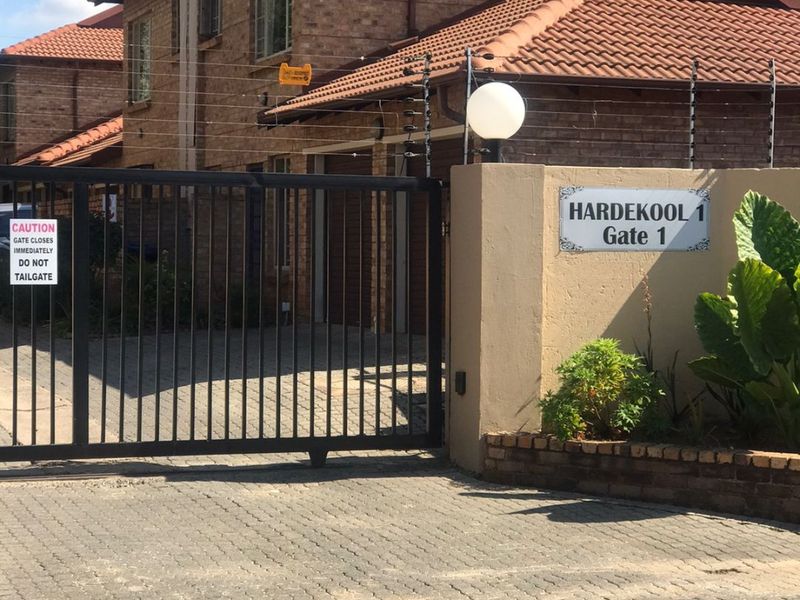 Stunning and well maintained 2 Bedrooms 1 ,5 Bathrooms  double garage for sale in Theresa park Golf estate ( Thornbrook) - Photo 3