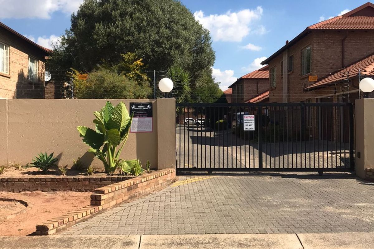 Stunning and well maintained 2 Bedrooms 1 ,5 Bathrooms  double garage for sale in Theresa park Golf estate ( Thornbrook) - Photo 2
