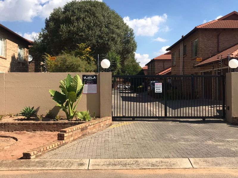 Stunning and well maintained 2 Bedrooms 1 ,5 Bathrooms  double garage for sale in Theresa park Golf estate ( Thornbrook) - Photo 2