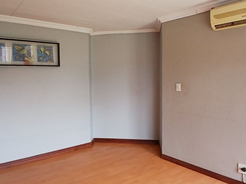 COZY 1 BEDROOM COTTAGE - Photo 3
