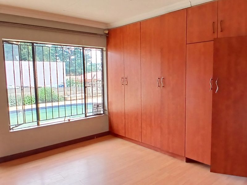 COZY 1 BEDROOM COTTAGE - Photo 4