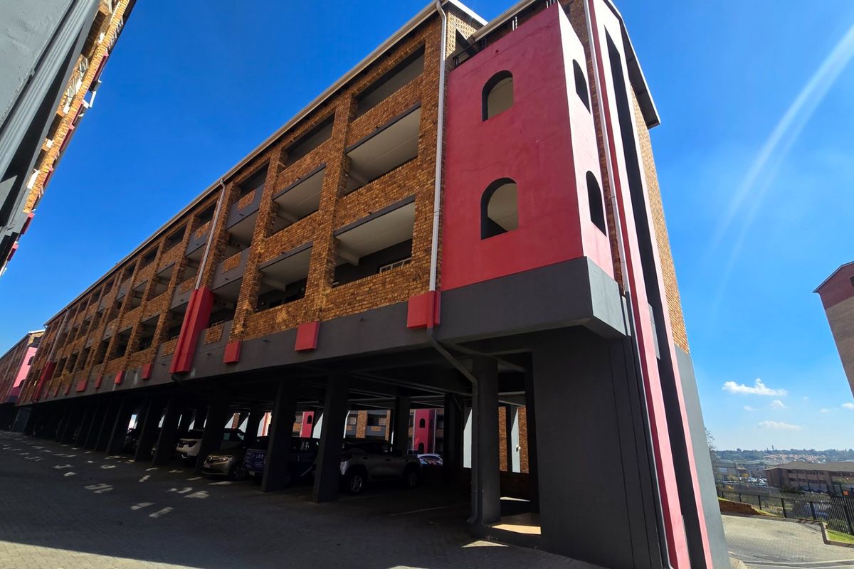 Modern 1 Bedroom apartment for Sale in Grand Central - Midrand - Photo 2