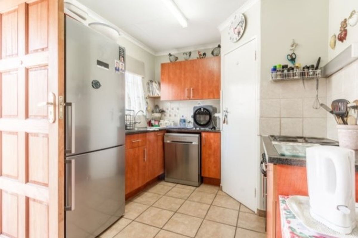PICTURE PERFECT TOWNHOUSE IN POPULAR COMPLEX - Photo 3