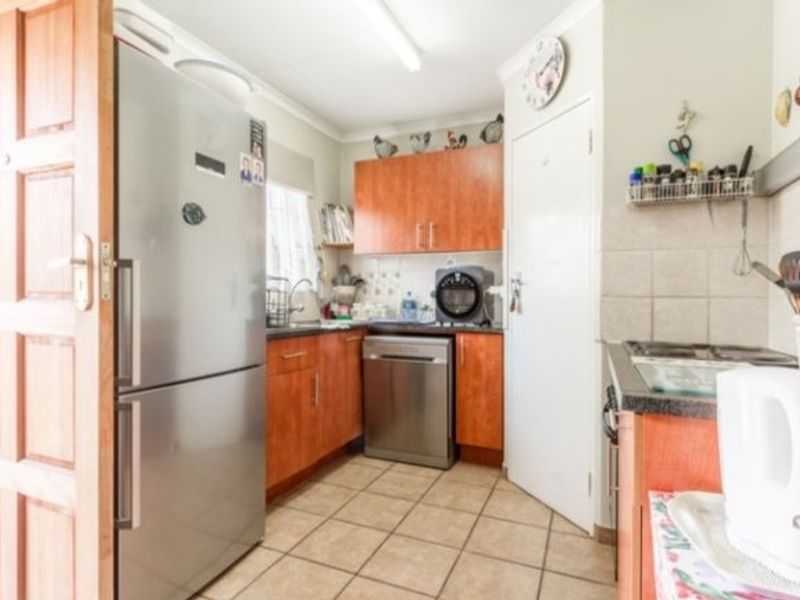 PICTURE PERFECT TOWNHOUSE IN POPULAR COMPLEX - Photo 3