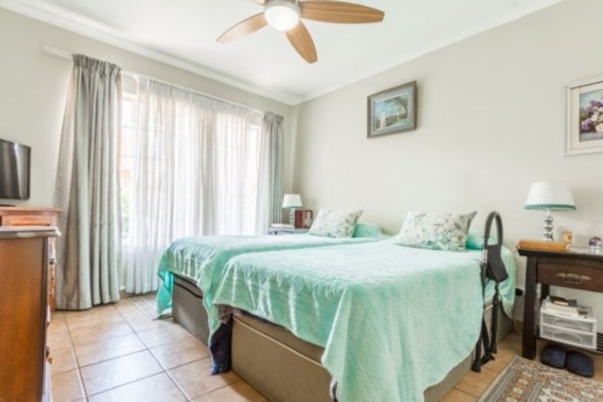 PICTURE PERFECT TOWNHOUSE IN POPULAR COMPLEX - Photo 4