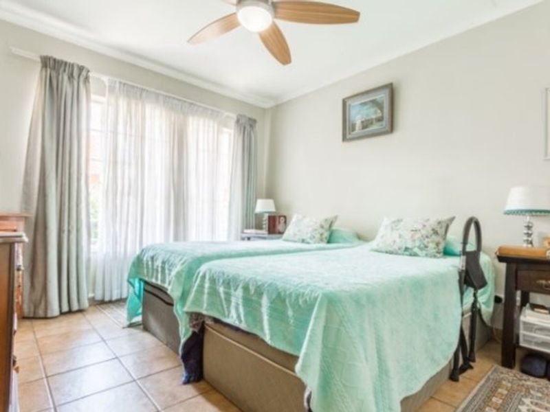 PICTURE PERFECT TOWNHOUSE IN POPULAR COMPLEX - Photo 4