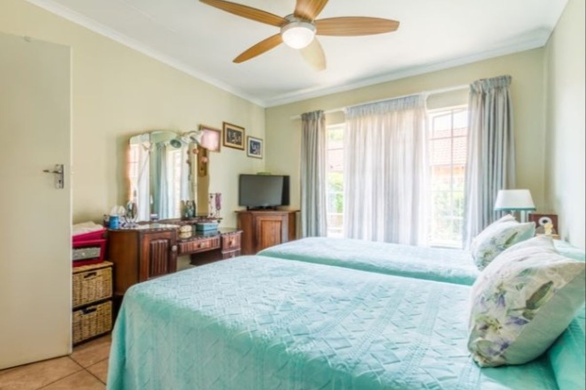 PICTURE PERFECT TOWNHOUSE IN POPULAR COMPLEX - Photo 5