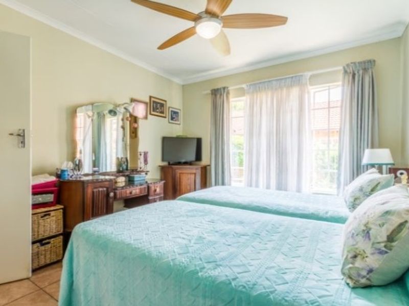 PICTURE PERFECT TOWNHOUSE IN POPULAR COMPLEX - Photo 5