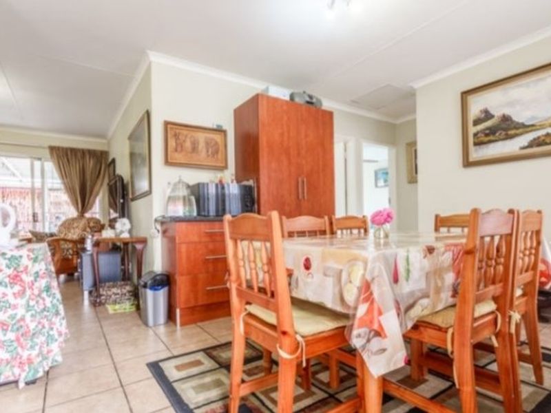 PICTURE PERFECT TOWNHOUSE IN POPULAR COMPLEX - Photo 9