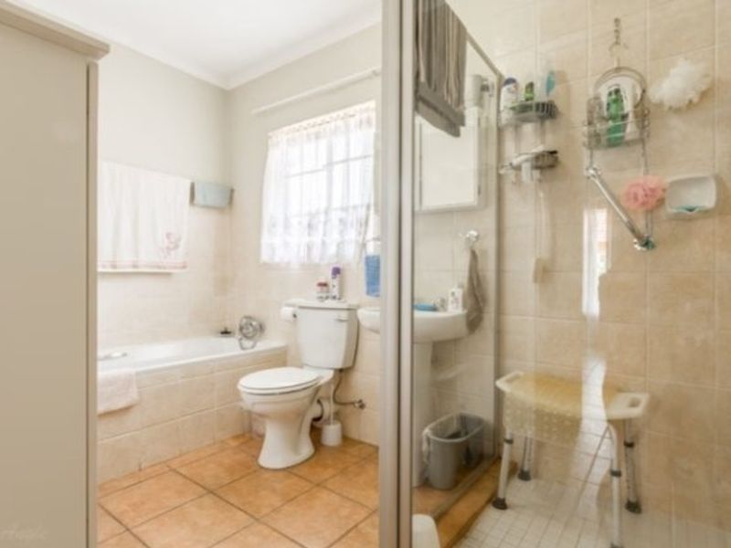PICTURE PERFECT TOWNHOUSE IN POPULAR COMPLEX - Photo 8