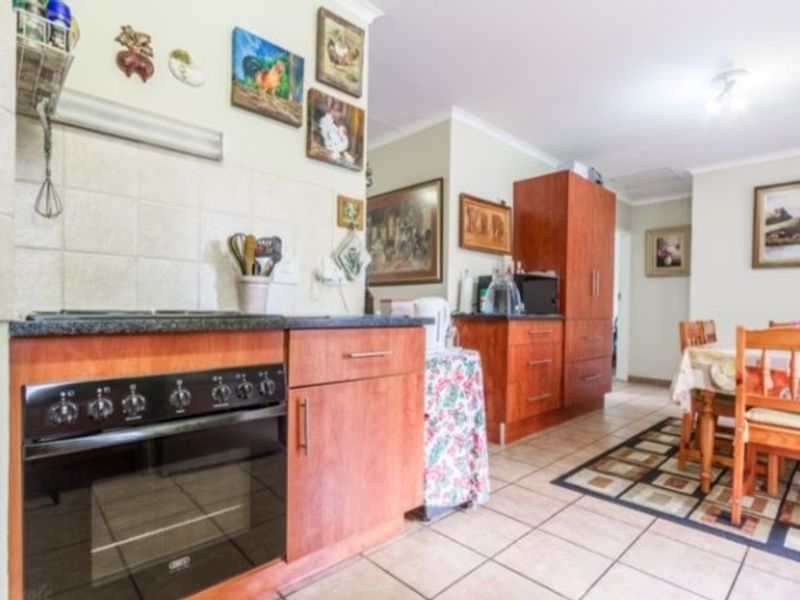 PICTURE PERFECT TOWNHOUSE IN POPULAR COMPLEX - Photo 10