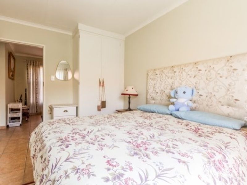 PICTURE PERFECT TOWNHOUSE IN POPULAR COMPLEX - Photo 7