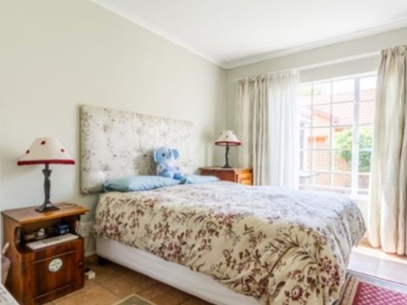 PICTURE PERFECT TOWNHOUSE IN POPULAR COMPLEX - Photo 6