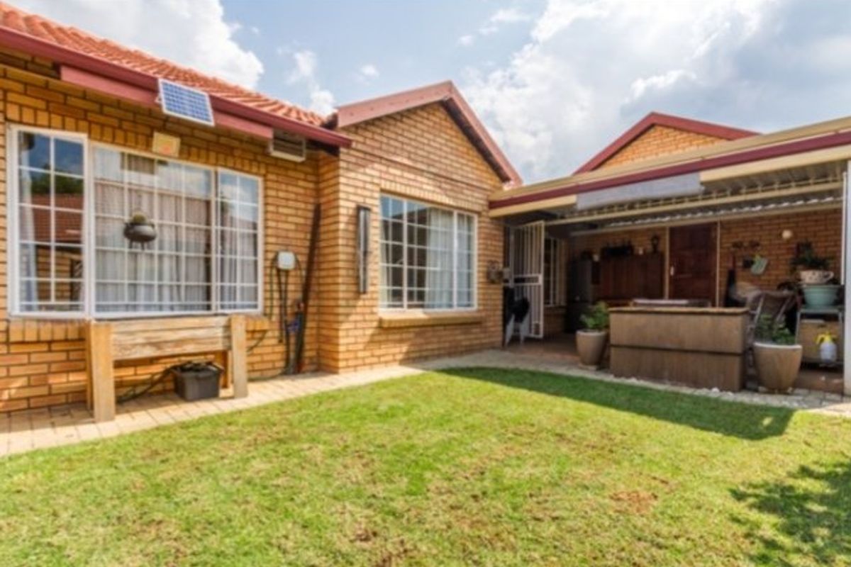PICTURE PERFECT TOWNHOUSE IN POPULAR COMPLEX - Photo 2