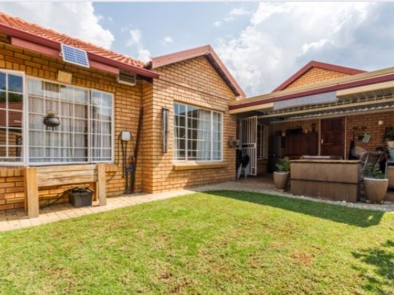 PICTURE PERFECT TOWNHOUSE IN POPULAR COMPLEX - Photo 2