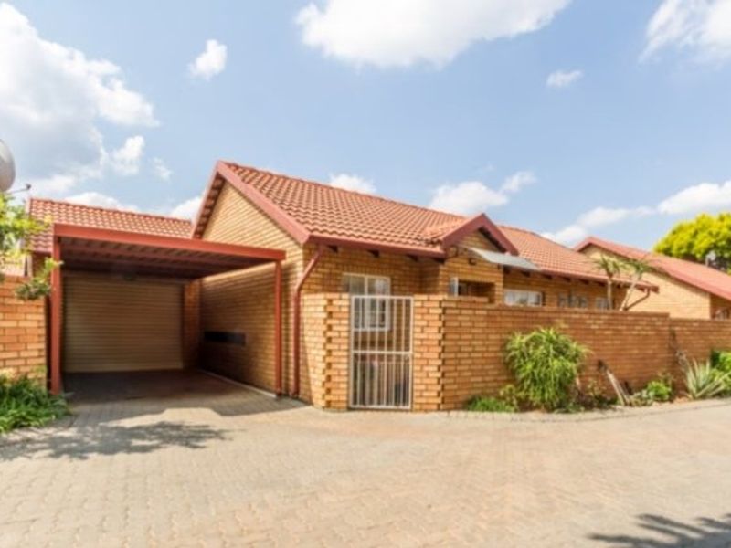 PICTURE PERFECT TOWNHOUSE IN POPULAR COMPLEX - Photo 1