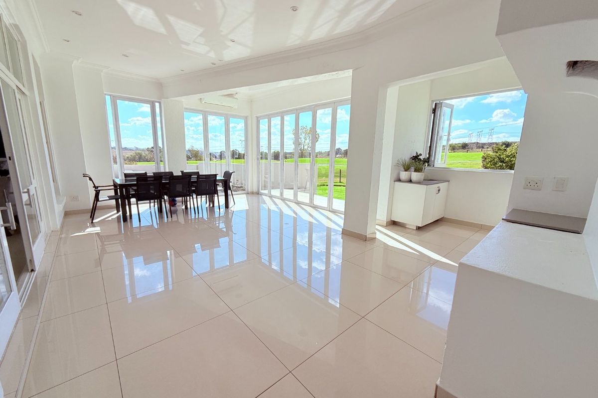 A 5 Bedroom Entertainer's Dream! - Photo 3