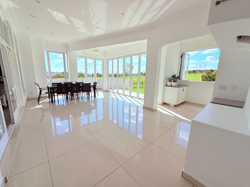 A 5 Bedroom Entertainer's Dream! - Photo 3