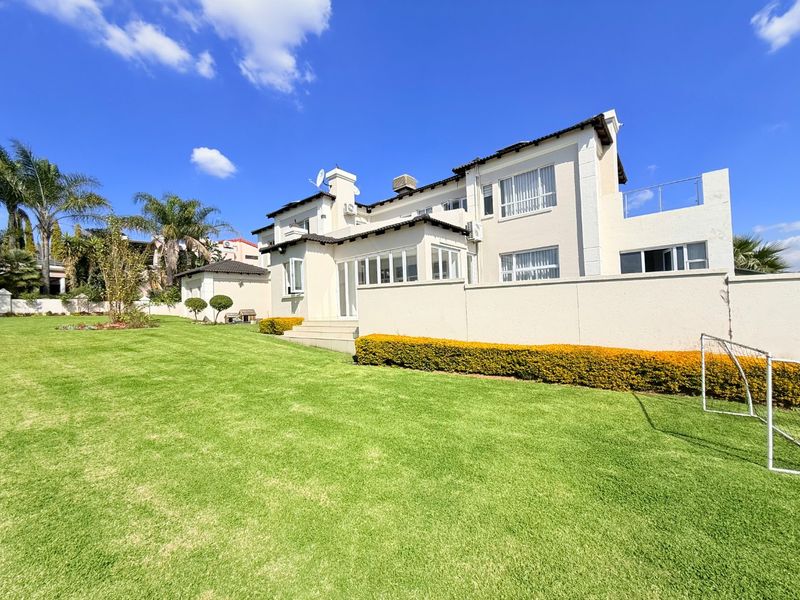 A 5 Bedroom Entertainer's Dream! - Photo 2