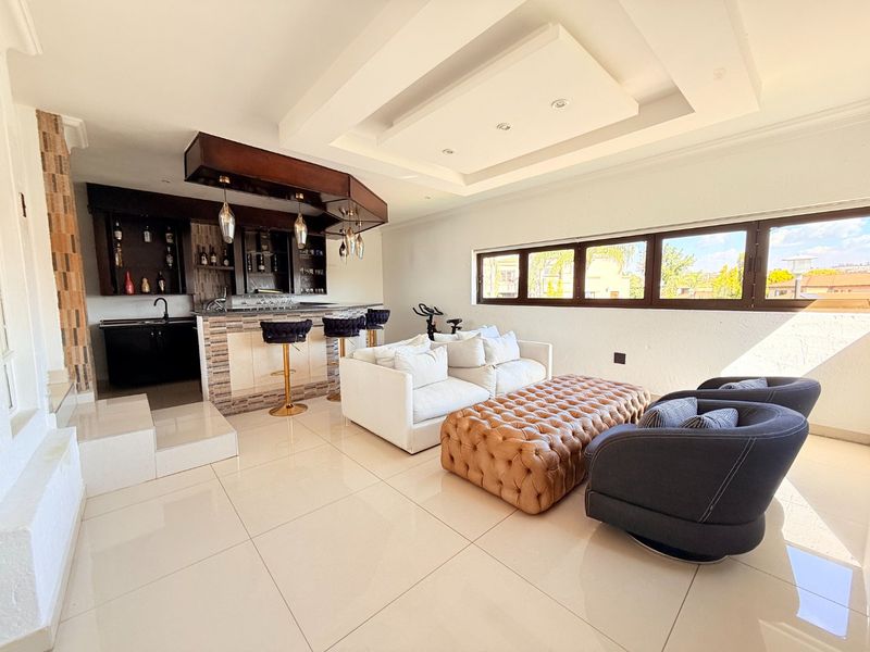 A 5 Bedroom Entertainer's Dream! - Photo 8