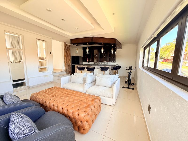 A 5 Bedroom Entertainer's Dream! - Photo 9