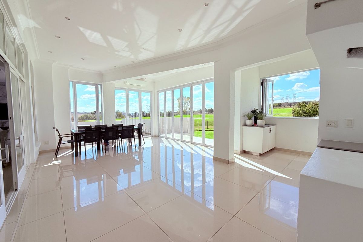 A 5 Bedroom Entertainer's Dream! - Photo 5