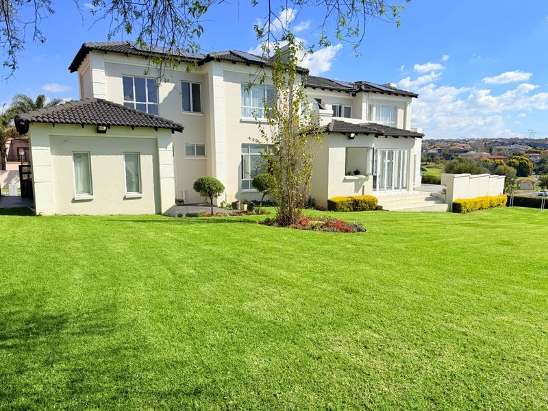 A 5 Bedroom Entertainer's Dream! - Photo 1