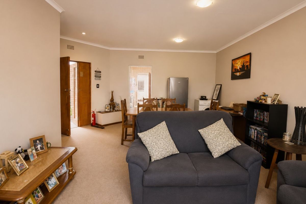 Spacious Simmerfield Townhouse with Large Private Garden - Photo 4