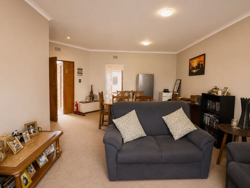 Spacious Simmerfield Townhouse with Large Private Garden - Photo 4