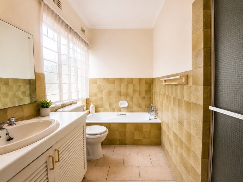 Spacious Simmerfield Townhouse with Large Private Garden - Photo 10