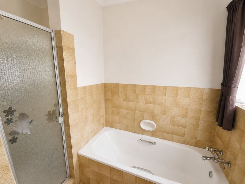 Spacious Simmerfield Townhouse with Large Private Garden - Photo 9
