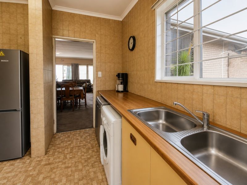 Spacious Simmerfield Townhouse with Large Private Garden - Photo 6