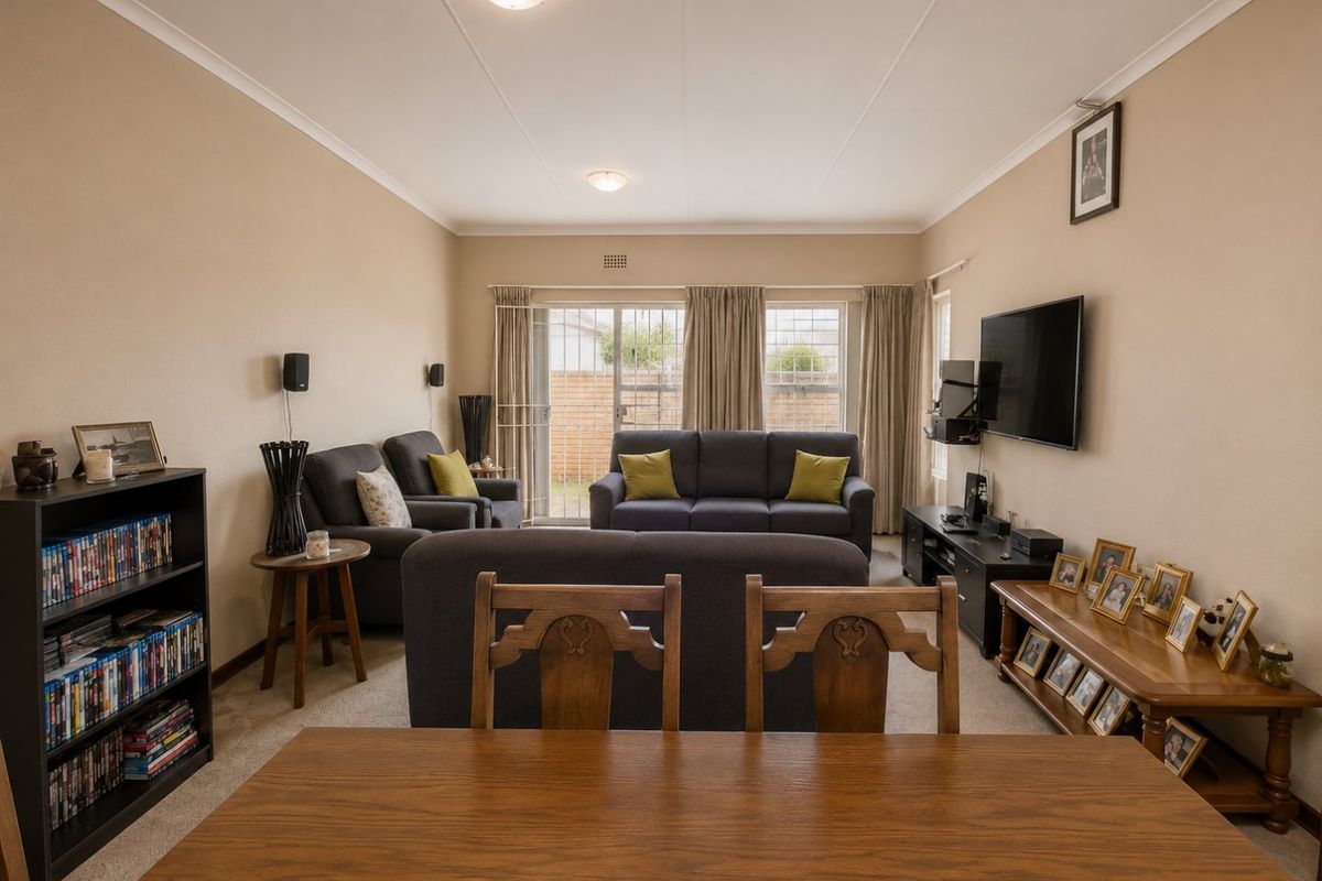 Spacious Simmerfield Townhouse with Large Private Garden - Photo 5