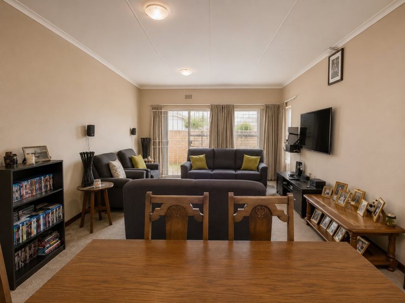 Spacious Simmerfield Townhouse with Large Private Garden - Photo 5