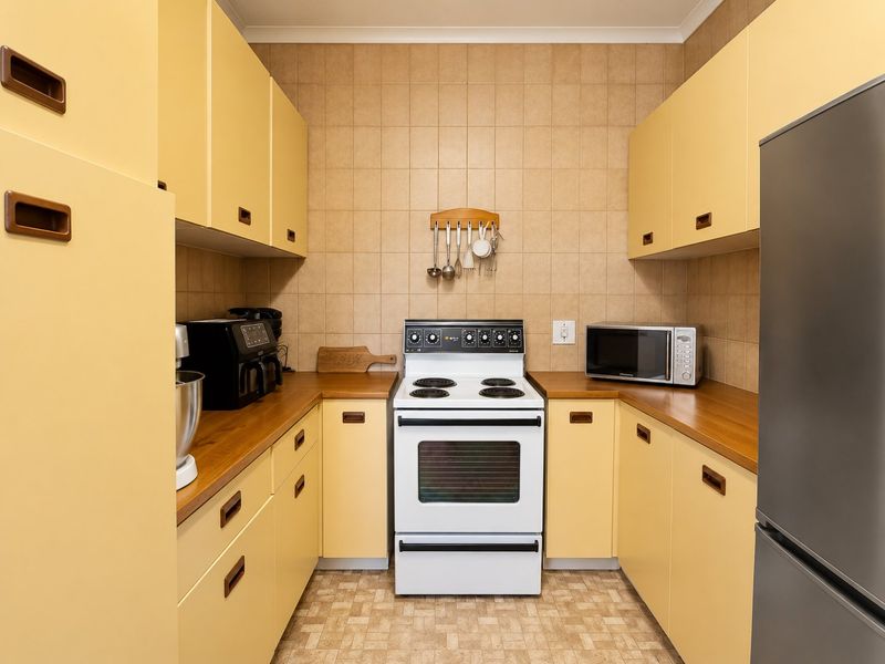 Spacious Simmerfield Townhouse with Large Private Garden - Photo 3