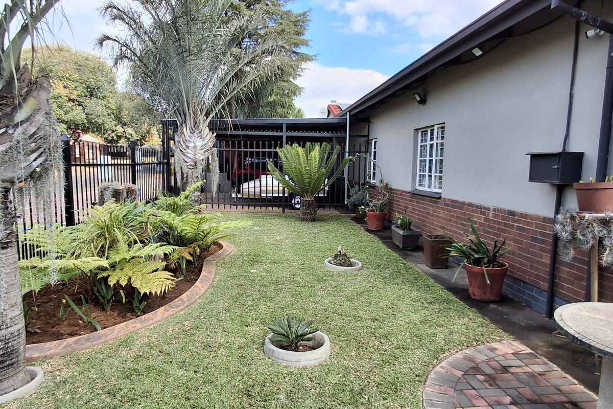 BEAUTIFUL FAMILY HOUSE WITH FLAT FOR SALE - Photo 2