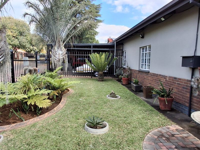 BEAUTIFUL FAMILY HOUSE WITH FLAT FOR SALE - Photo 2