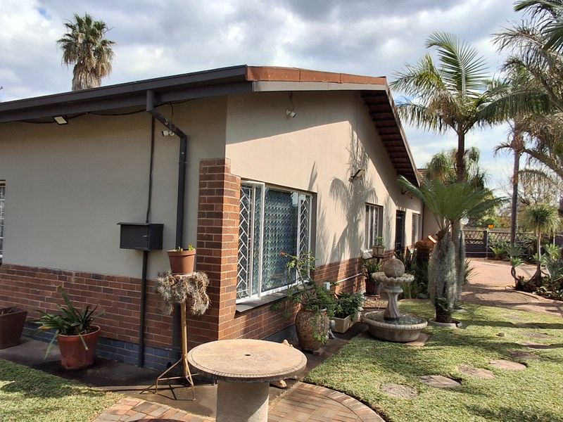 BEAUTIFUL FAMILY HOUSE WITH FLAT FOR SALE - Photo 3