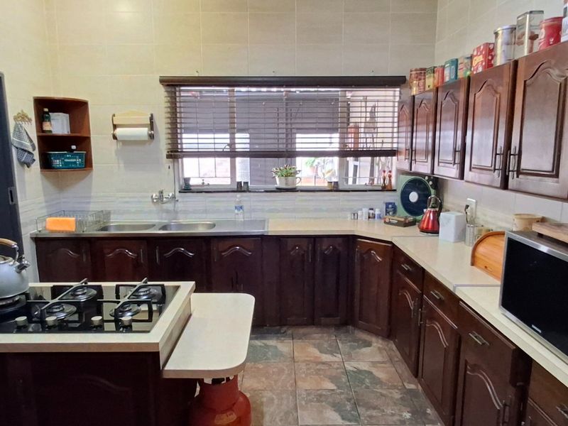 BEAUTIFUL FAMILY HOUSE WITH FLAT FOR SALE - Photo 10