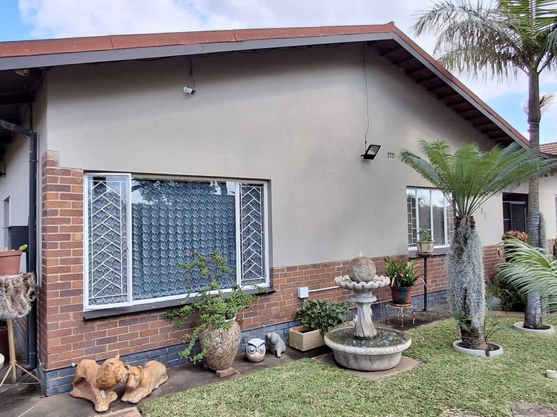 BEAUTIFUL FAMILY HOUSE WITH FLAT FOR SALE - Photo 1