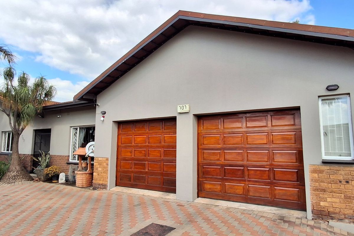 BEAUTIFUL FAMILY HOUSE WITH FLAT FOR SALE - Photo 4