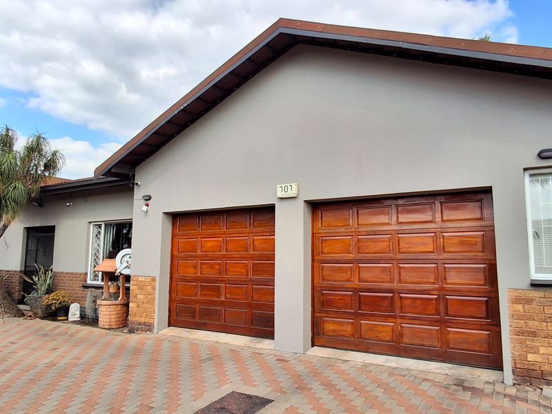 BEAUTIFUL FAMILY HOUSE WITH FLAT FOR SALE - Photo 4