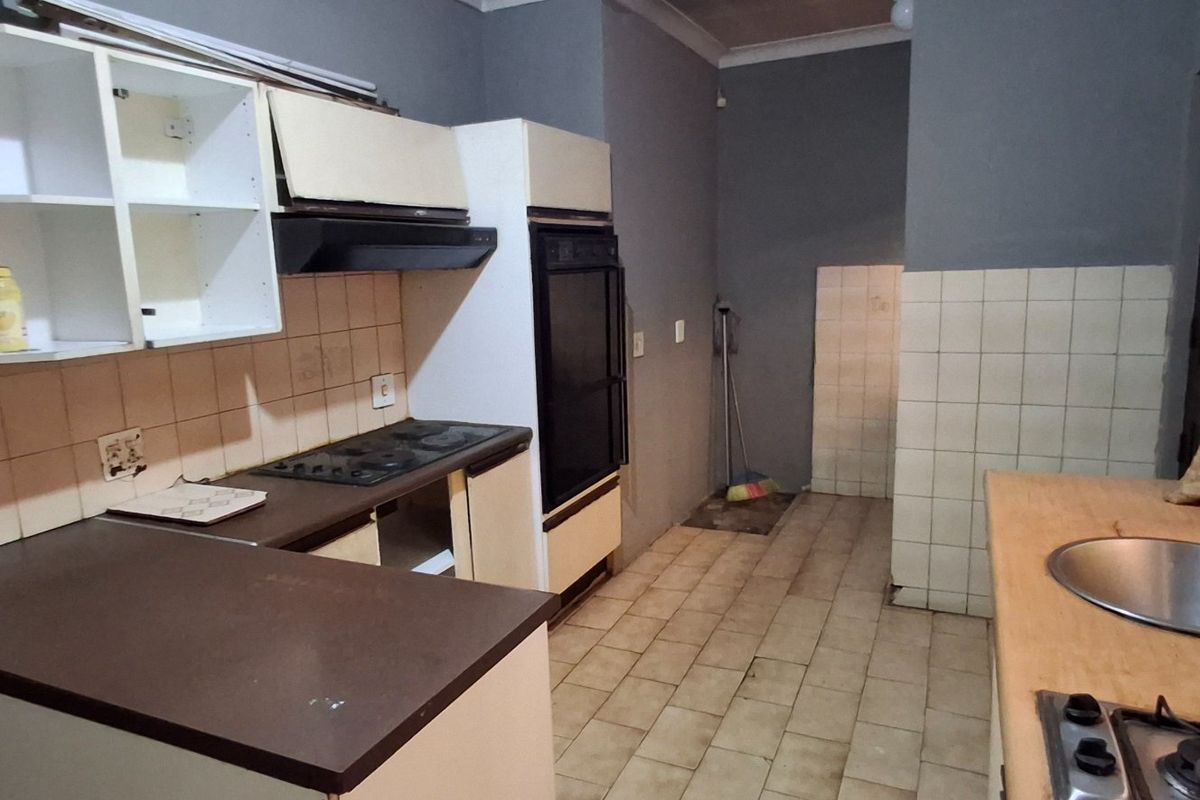 FIXER-UPPER LARGE HOUSE WITH FLAT FOR SALE IN ORCHARDS - Photo 4