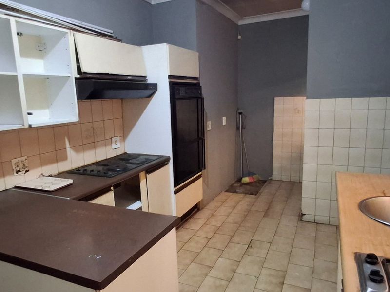 FIXER-UPPER LARGE HOUSE WITH FLAT FOR SALE IN ORCHARDS - Photo 4
