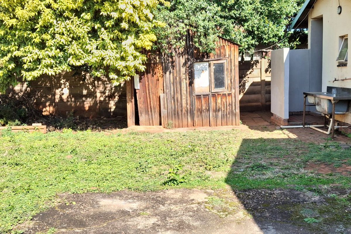 FIXER-UPPER LARGE HOUSE WITH FLAT FOR SALE IN ORCHARDS - Photo 2