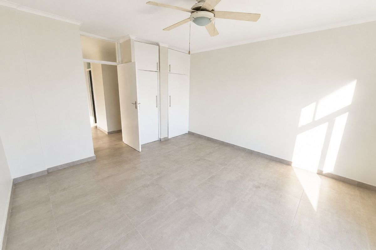 Modern & Spacious 3 Bedroom Apartment with Lock-Up Garage - Photo 2