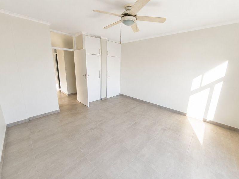 Modern & Spacious 3 Bedroom Apartment with Lock-Up Garage - Photo 2
