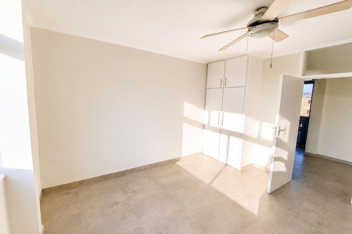 Modern & Spacious 3 Bedroom Apartment with Lock-Up Garage - Photo 3
