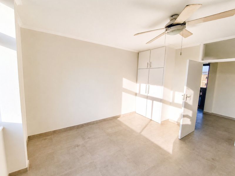 Modern & Spacious 3 Bedroom Apartment with Lock-Up Garage - Photo 3