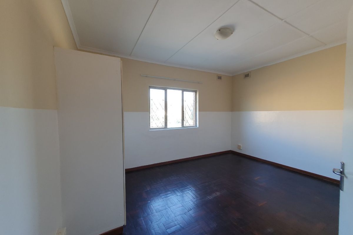 Three-bedroom flat in Bluff - Photo 4